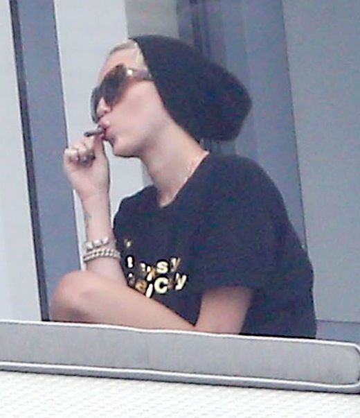 photo FFN_Cyrus_Miley_VEM_040613_51060104_zps5a7e2c73.jpg