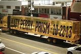 katy perry annuncia il nuovo album con un camion d'oro: prism