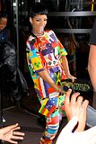 rihanna faro di stile: la borsa col cazzo e la lingua alla miley