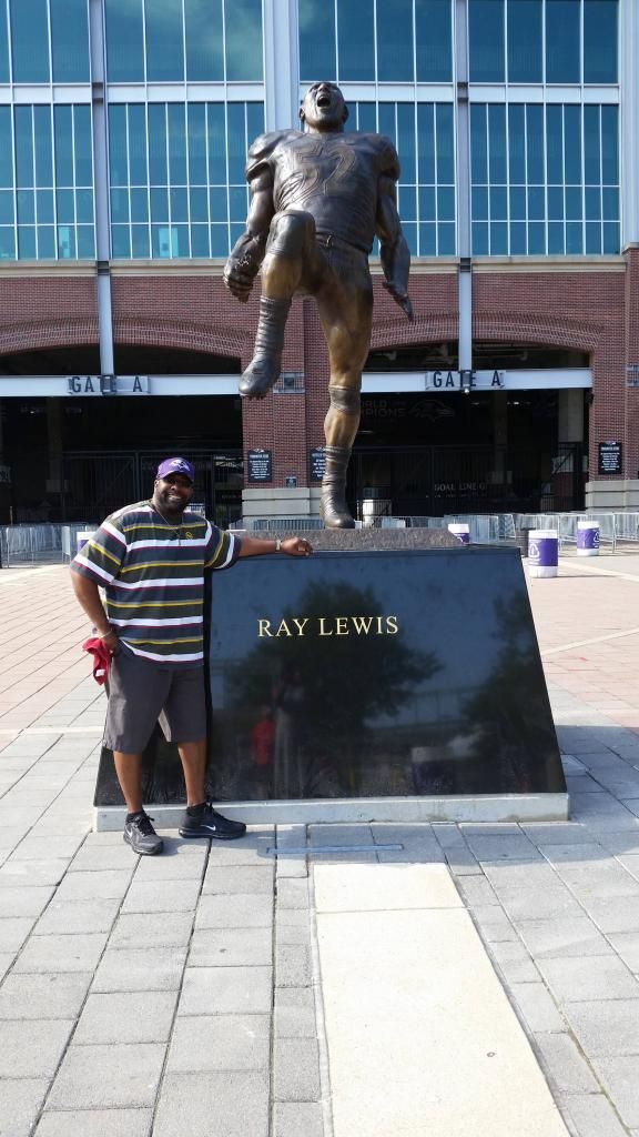 RayLewisampMeStatue_zpse66a706f.jpg