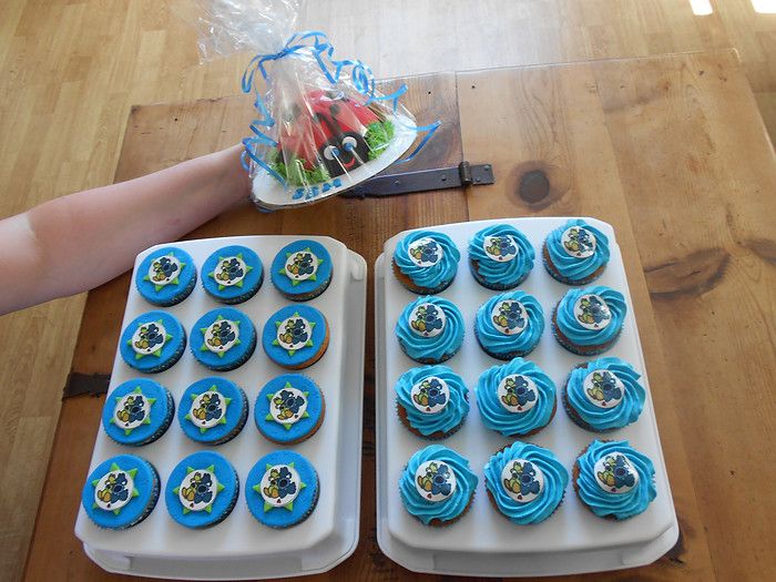 http://i305.photobucket.com/albums/nn224/marleen1970/Taarten%20en%20cupcakes/cupcakesplustaartje.jpg