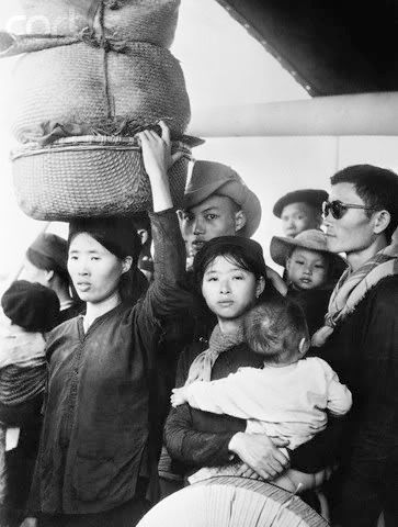Catholic Vietnamese refugees, fleeing Communist domination,Nov 10 1954